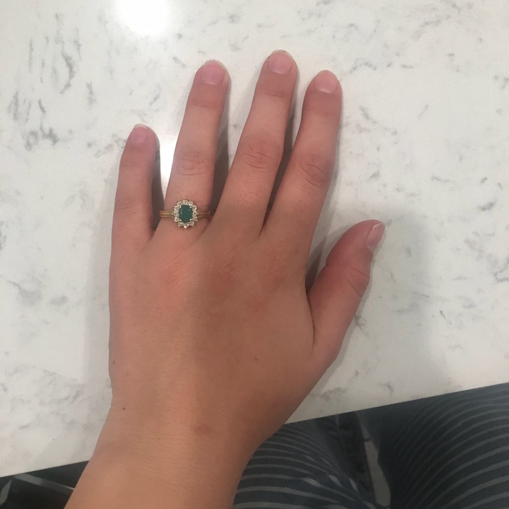 GOLD EMERALD AND DIAMOND RING SIZE 7